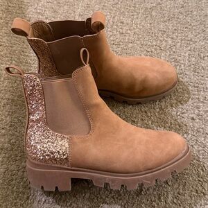 Girls Glitter Back short Boots in Camel 2